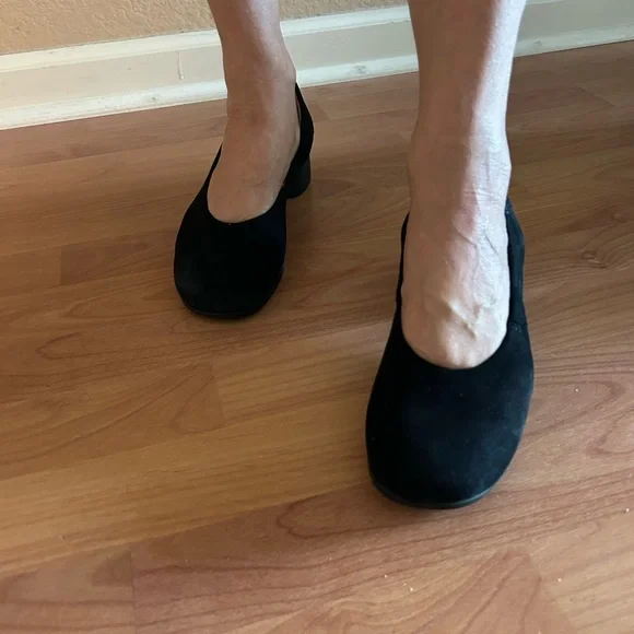 Think! Women's Black Suede Pumps Heels - Picture 6 of 14